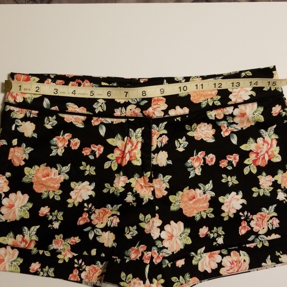 Forever 21 black floral shorts size medium - Picture 6 of 8